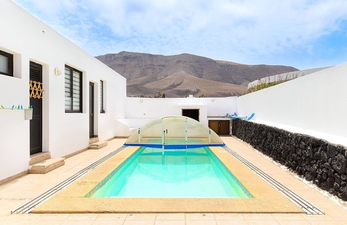 Urbanizacion Famara House | Famara Beach House on the Shore with Shared Pool, Ocean/Mountain Views & Wi-Fi
