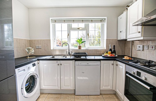 Bletchley House | Families & Contractors.Quiet parkland location close to amenities Milton Keynes