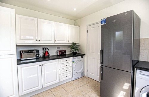 Bletchley House | Families & Contractors.Quiet parkland location close to amenities Milton Keynes