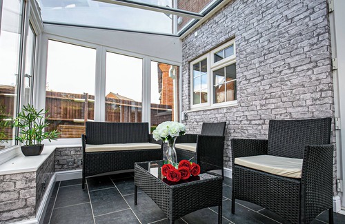 Bletchley House | Families & Contractors.Quiet parkland location close to amenities Milton Keynes