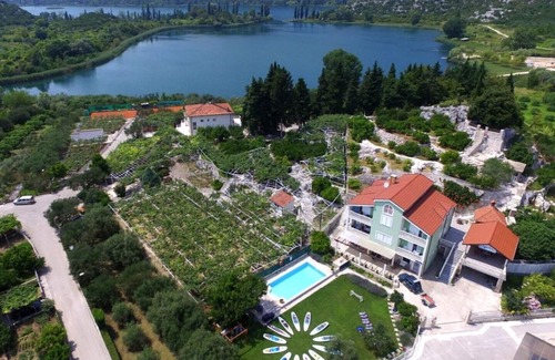 Peracko Blato Apartment | FAMILY APARTMENT MLADEN AT NATURE PARK CLOSE TO THE SEA