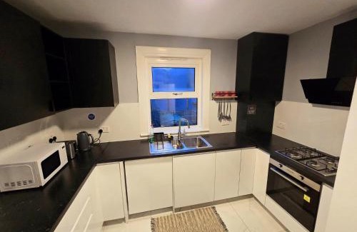 Hoe Street Apartment | Family flat 3 beds Walthamstow