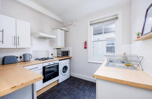 Southend-on-Sea Apartment | Family-Friendly 2BR City Centre Nr High St by Everhome Ltd