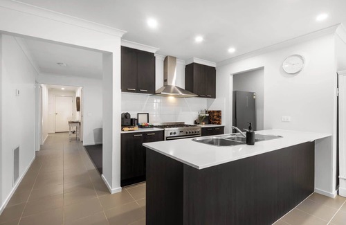 Grovedale House | Family-Friendly 4BR Mount Duneed Manor