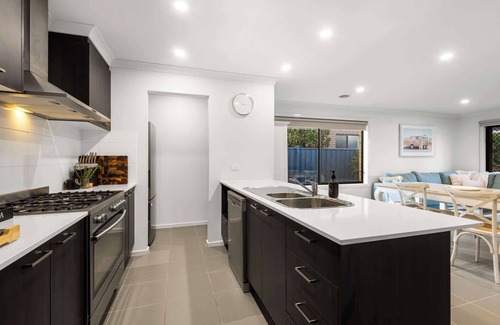 Grovedale House | Family-Friendly 4BR Mount Duneed Manor