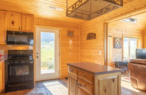Cameron Cabin | Family friendly cabin close to Yellowstone National Park and Madison River