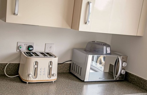 Stanford-le-Hope Apartment | Family-friendly house with garden, free-parking and fast London access