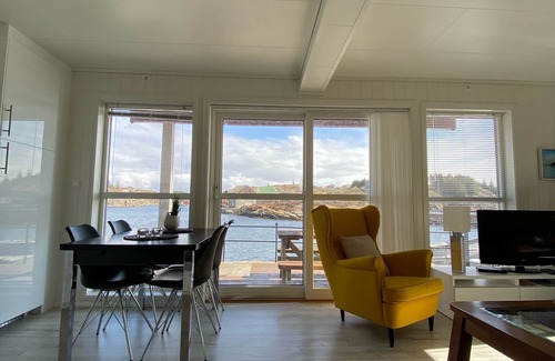 Oygarden House | Family friendly. Right at the water's edge. Charter. 2 bedrooms. 1 hour from Bergen.