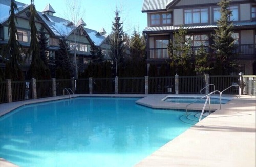 Village North House | Family Friendly Town House Steps To The Village.