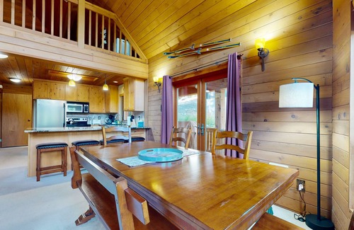Hyak Cabin | Family-friendly ski cabin with private hot tub, mountain and slope views, Wifi