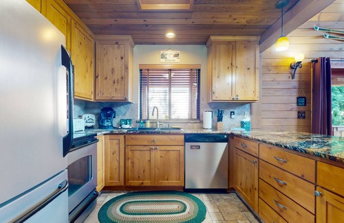 Hyak Cabin | Family-friendly ski cabin with private hot tub, mountain and slope views, Wifi