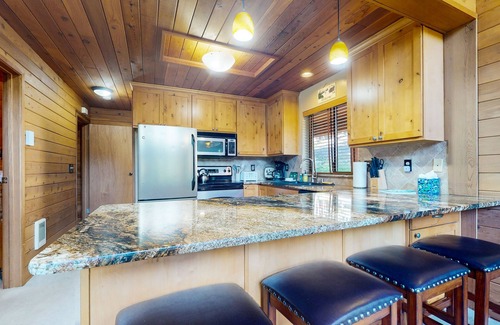Hyak Cabin | Family-friendly ski cabin with private hot tub, mountain and slope views, Wifi
