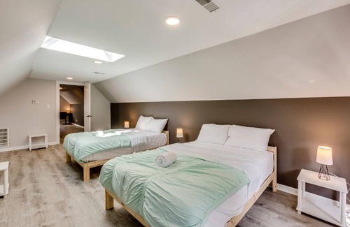 Irving Park Apartment | Family Friendly - Wonderful Neighborhood - Perfect Layout for all Groups - Even Pets Welcome! by RedAwning