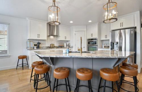 Heber House | Family groups hot tub sleeps 16 6br4ba firepit