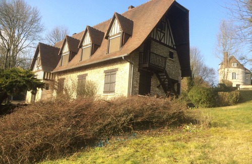 Le Mont-Saint-Adrien House | Family house in the middle of a green