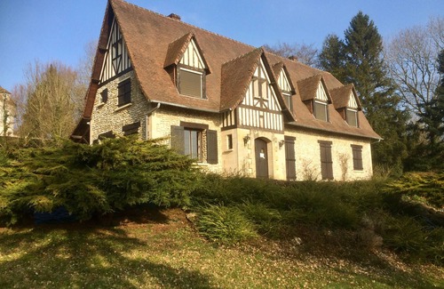 Le Mont-Saint-Adrien House | Family house in the middle of a green