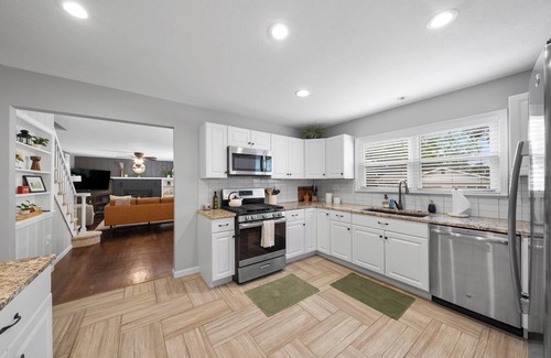 Lee's Summit House | Family Home Great Space|Sleeps 13|Pets +Parking