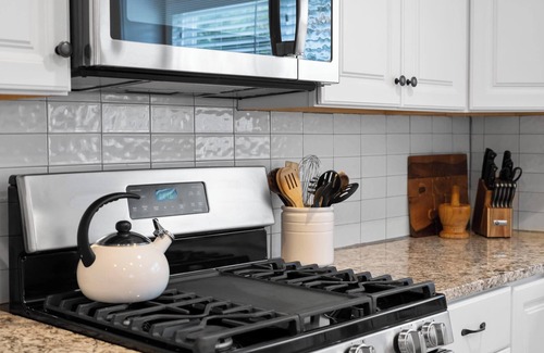 Lee's Summit House | Family Home Great Space|Sleeps 13|Pets +Parking