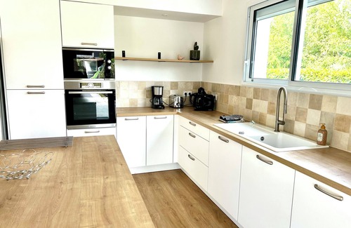 Eysines House | Family home - Sleeps 10 - Heated pool - Air conditioning