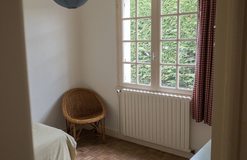 Ambon House | Family home with the ocean at the end of the garden.