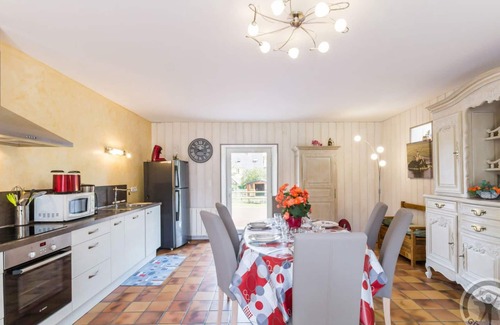 Dragey-Ronthon Cottage | Family house with enclosed garden and animals, near the beach