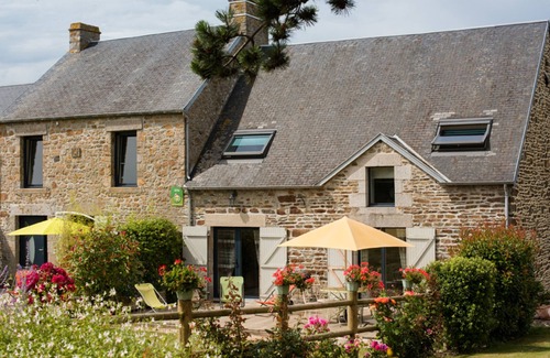Dragey-Ronthon Cottage | Family house with enclosed garden and animals, near the beach