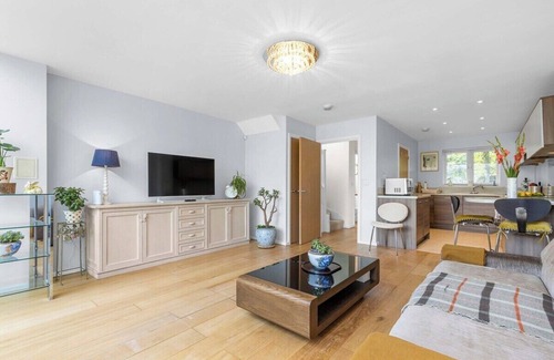 Greenhithe House | Family Retreat w/Garden & Parking | Near Bluewater