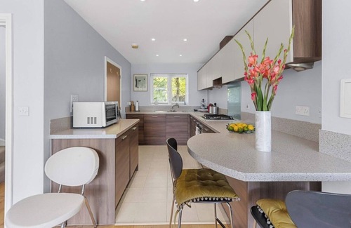 Greenhithe House | Family Retreat w/Garden & Parking | Near Bluewater