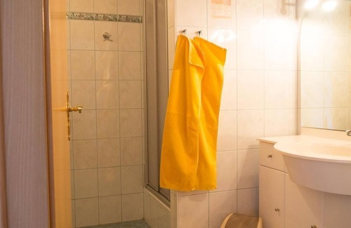 Karchau House | Family room, separate toilet and shower - Alpengasthof Moser