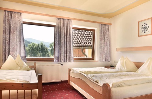 Schoeder House | Family room with shower, WC - Gasthof Neuwirt