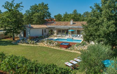 Heki Villa | Family Villa Lipica with private pool and jacuzzi