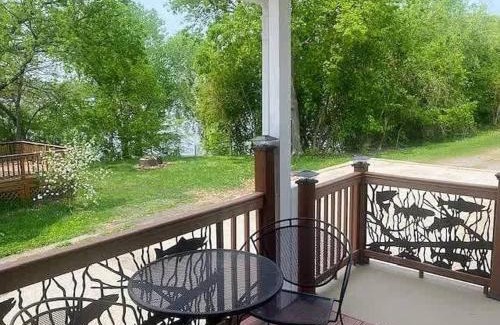 Ortonville House | Family Waterfront Villa