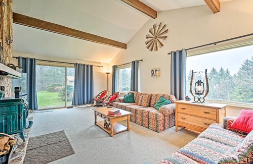 Whitingham House | Family Winter Retreat with Hot Tub 14 Mi to Slopes!