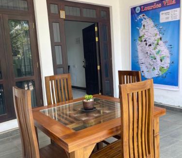 Ettukala House | Fanisha Family Villa and Restaurant