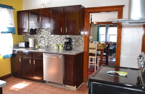 West Street - River Street Apartment | Fantastic 2 Bedroom Apartment Near Downtown