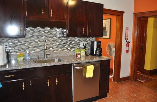 West Street - River Street Apartment | Fantastic 2 Bedroom Apartment Near Downtown