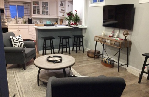 Town of Essex Cottage | Fantastic Lake View! Quiet, Clean w/Deck, BBQ & Fire pit* Walk to 3 Wineries