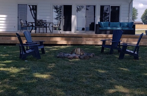 Town of Essex Cottage | Fantastic Lake View! Quiet, Clean w/Deck, BBQ & Fire pit* Walk to 3 Wineries