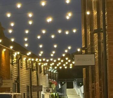 Bishop's Stortford Apartment | Fantastic convenient 2 Bedroom 2 bathroom Perfect for Stansted Airport, 3 minute walk to Bishops Stortford Train Station!