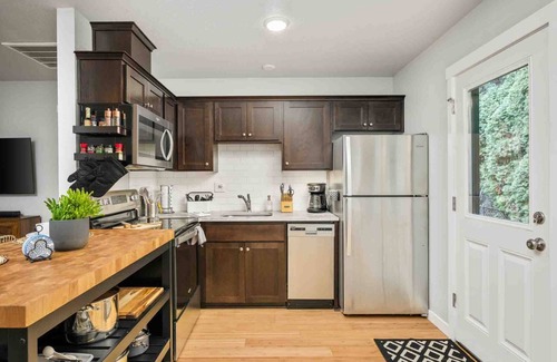 Ardenwald House | Fantastic Private Single Level Casita, New Decor and Furnishing, Covered Patio, 2 Blocks to Hospital