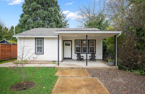 Ardenwald House | Fantastic Private Single Level Casita, New Decor and Furnishing, Covered Patio, 2 Blocks to Hospital