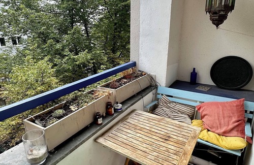 Neukoelln Apartment | Farbige Design 2-zi-altbauwhng Beim Maybachufer. Kinder- & Haustierfreundlich