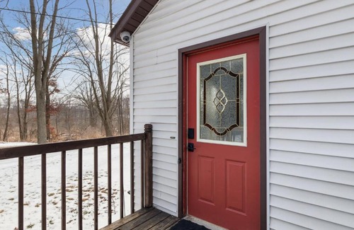 East Leroy House | Farmhouse in Battle Creek whit hub tube