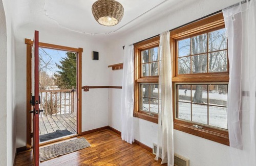 East Leroy House | Farmhouse in Battle Creek whit hub tube