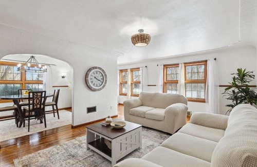 East Leroy House | Farmhouse in Battle Creek whit hub tube