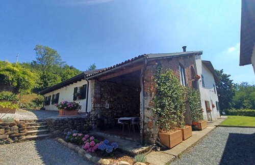 Rocca Grimalda Villa | Farmhouse in the heart of the countryside, for groups and families