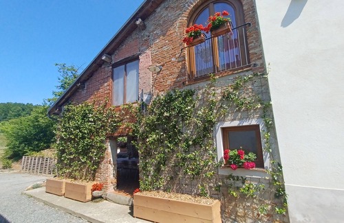 Rocca Grimalda Villa | Farmhouse in the heart of the countryside, for groups and families