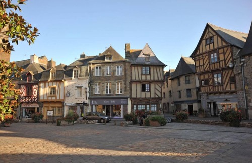 Caro House | Farmhouse in the outbuildings of a castle, in a 6-acre landscaped park with pool