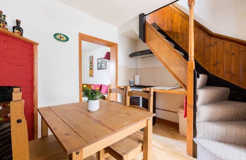 Warwick House | Fergies Canal Side Cottage