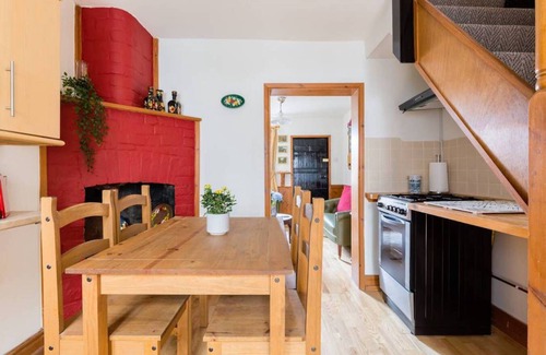 Warwick House | Fergies Canal Side Cottage